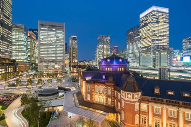 Tokyo İstasyonu alacakaranlıkta