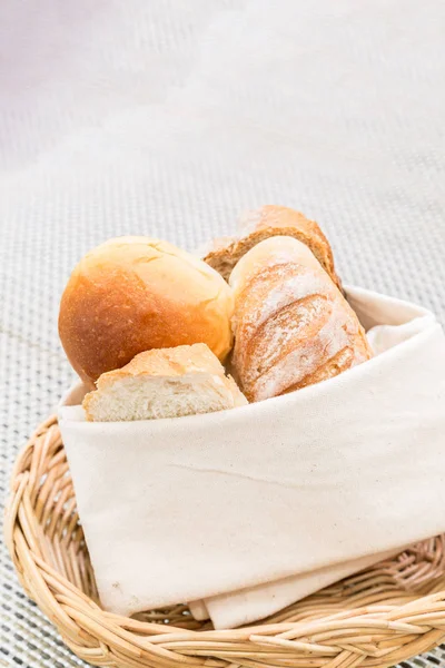 Pão fresco no cesto — Fotografia de Stock