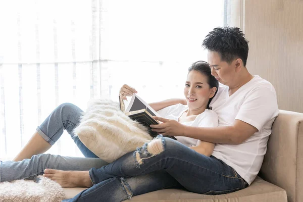 Aziatische paar met boek — Stockfoto