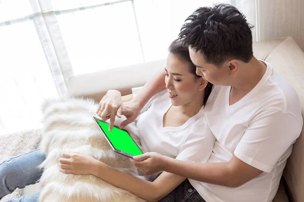 Casal asiático usando tablet digital — Fotografia de Stock