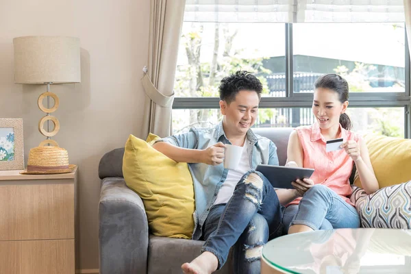 Asiatisches Paar nutzt digitales Tablet — Stockfoto