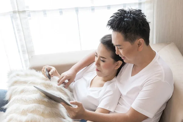 Asiatisches Paar nutzt digitales Tablet — Stockfoto