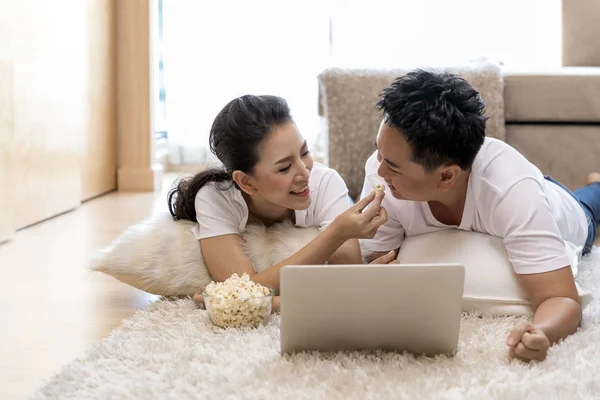 Asian para za pomocą laptopa — Zdjęcie stockowe