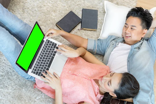 Asiatische paar mit laptop — Stockfoto