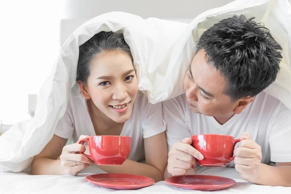 Coppia che fa colazione sul letto — Foto Stock