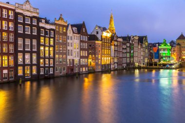 Amsterdam kanalları ve kilise