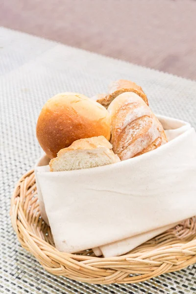 Pane fresco nel cestino — Foto Stock