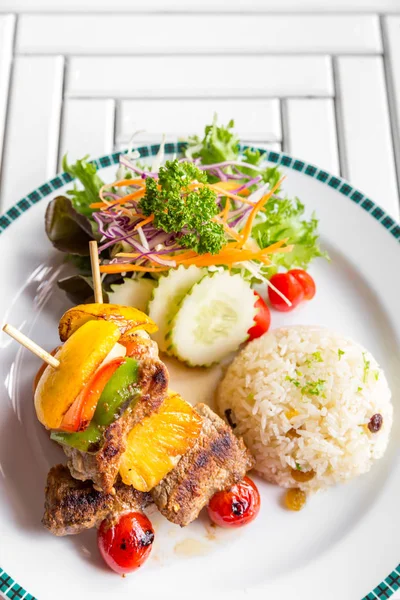 Pincho de carne a la parrilla con arroz — Foto de Stock