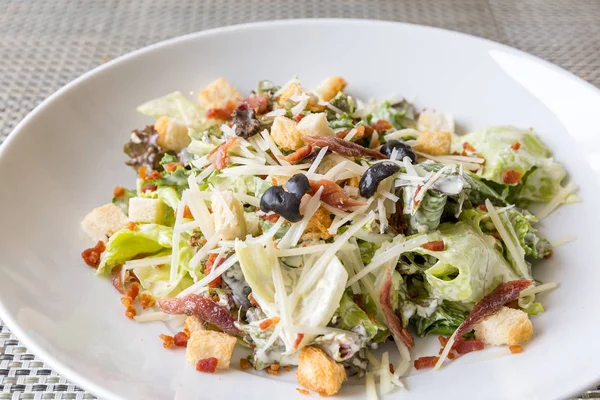 Caesar salade met spek — Stockfoto