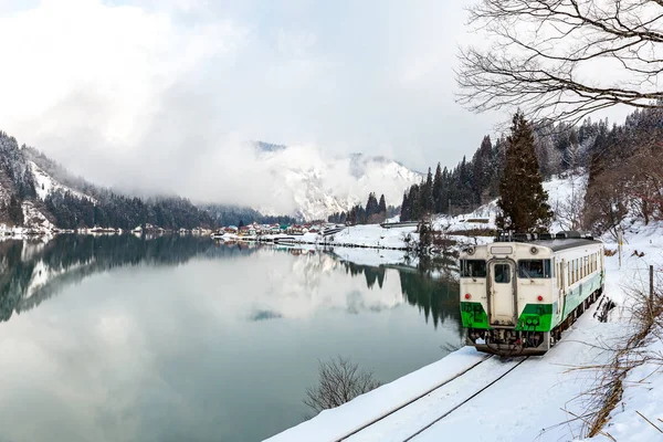 Zug in winterlicher Landschaft — Stockfoto