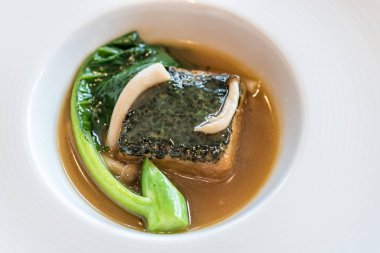 kale ve mantar sos sos ile pişmiş ev yapımı tofu