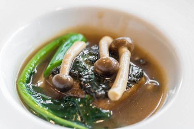 kale ve mantar sos sos ile pişmiş ev yapımı tofu