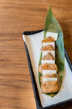 Kaz çim dilimlenmiş turp ile ızgara