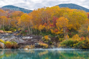 Jigoku Numa Hakkoda Aomori Tohoku, Japonya'nın gölde onsen ormanıyla sonbahar