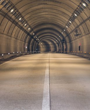 Tünel yol iki şeritli otoyol ile