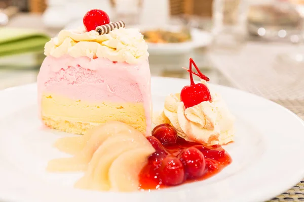 Strawberry Ice Cream Cake Fruit — Stock Photo, Image