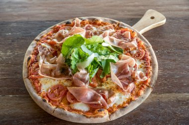 Pizza parma jambonu ve roket salata ahşap tablo