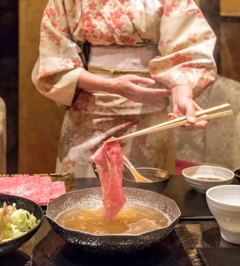 matsusaka Wagyu beef A5, Shabu shabu Buhar, Groumet Japon güveç yemekleri tutan kadın