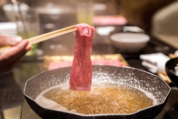 Kvinna Som Innehar Matsusaka Wagyu Nötkött Shabu Shabu Med Ånga — Stockfoto