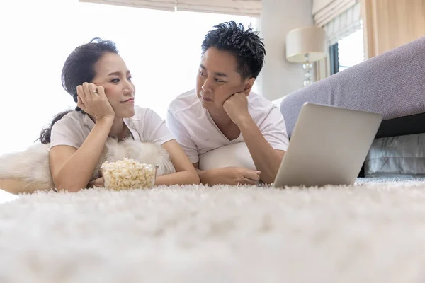Jonge Aziatische Paar Laptop Samen Slaapkamer Van Moderne Woning Gebruikt — Stockfoto