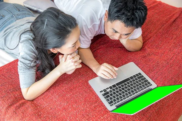 Νεαρό Ζευγάρι Ασίας Χρησιμοποιούν Φορητό Υπολογιστή Μαζί Στην Κρεβατοκάμαρά Του — Φωτογραφία Αρχείου