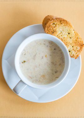 Mısır çorbası Close-Up sarımsaklı ekmek ile