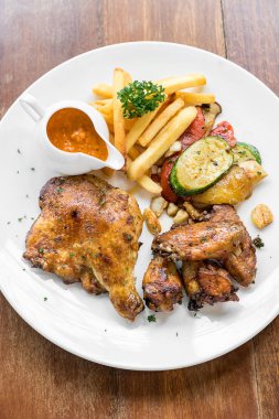 ızgara tavuk peri peri, Barbekü Portekizce mutfağı, patates kızartması ve ızgara sebze ızgara.
