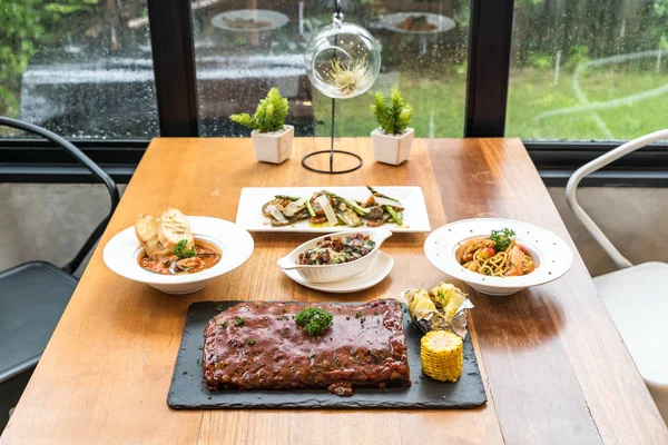 Close Mesa Jantar Com Alimentos Prontos Para Comer — Fotografia de Stock