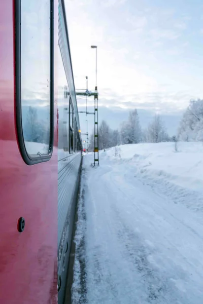 Κόκκινο Τρένο Στην Kiruna Χειμώνα Σουηδία — Φωτογραφία Αρχείου
