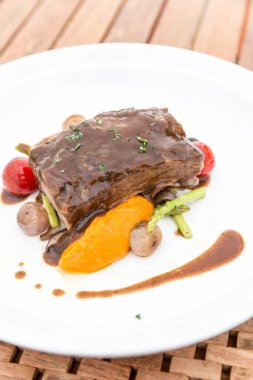 Yavaş aşçı ızgara sebzeli pirzola