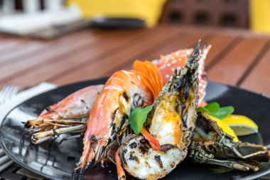 Deniz ürünleri tabağı lezzetli ızgara karides; Rock ıstakoz ve kırmızı Yengeç