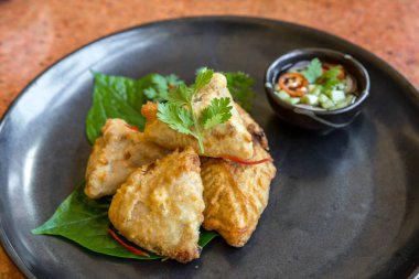 Kızarmış domuz eti kıyma taro şeylerle