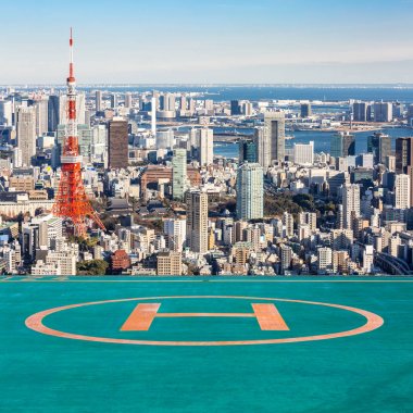 Helikopter pisti ile Tokyo siluetinin ile Tokyo Kulesi'ne