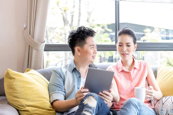 Aziatische paar met behulp van digitale tablet — Stockfoto