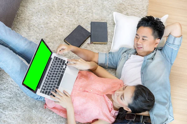 Asiatische paar mit laptop — Stockfoto