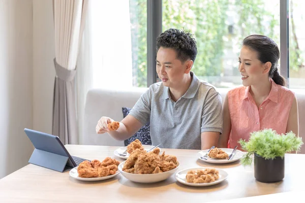 Pareja asiática comiendo pollo frito — Foto de Stock