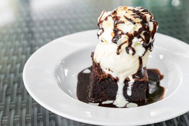 Çikolatalı Brownie Dondurma ve çikolatalı