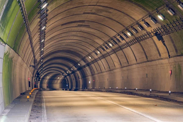 Tunnel Road Met Twee Baans Snelweg — Stockfoto