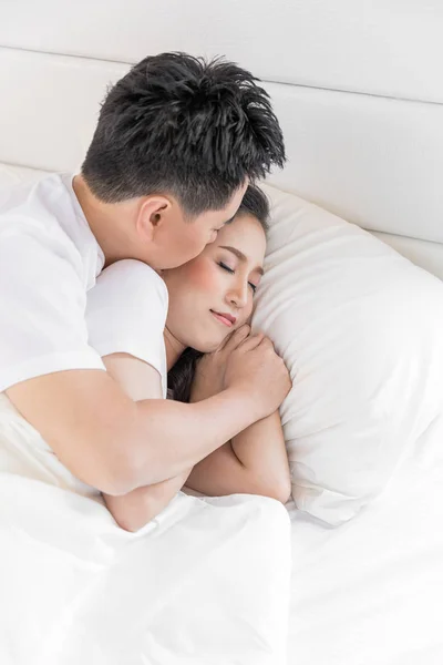 Primer Plano Pareja Amorosa Joven Cama Concepto Moderno Estilo — Foto de Stock