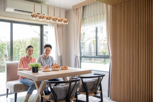 Joven Pareja Asiática Comiendo Pollo Frito Juntos Sala Estar Casa —  Fotos de Stock