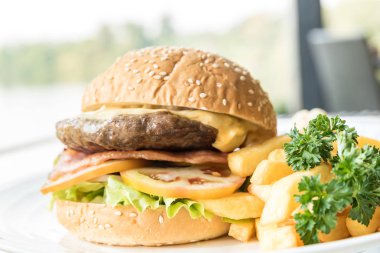 Ateşli sığır burger ve taze sebze.