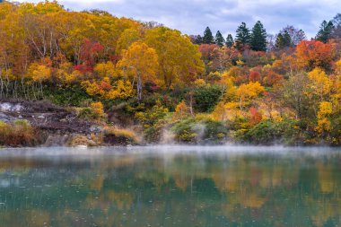 Sonbahar orman onsen gölde Jigoku Numa, Hakkoda Aomori Tohoku, Japonya ile