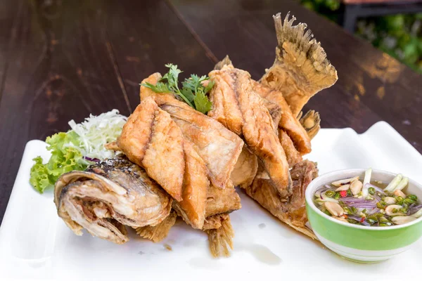 Baharatlı mango soslu balık soslu kızarmış levrek