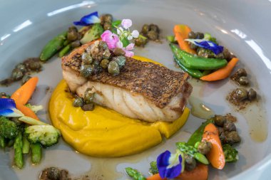 tatlı püresi patates ile biftek ızgara orfoz fileto