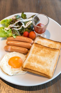 Kahvaltı sosis kızarmış yumurta ile ayarla