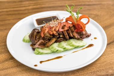 Loba derin tarçınlı kızarmış domuz eti ve barsak, Güney Tay tarifi