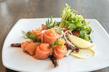 somon balığı patates salatası ile