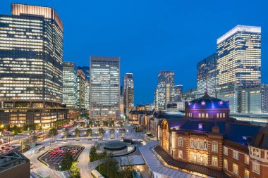 Tokyo İstasyonu manzara alacakaranlıkta manzarası bina ile