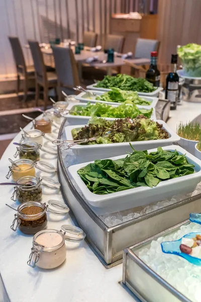 Büfe Doğrultusunda Qurğu Salata Barı — Stok fotoğraf