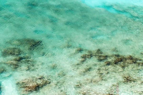 Vista Superior Superficie Transparente Agua Mar Turquesa Poco Profunda Roca — Foto de Stock
